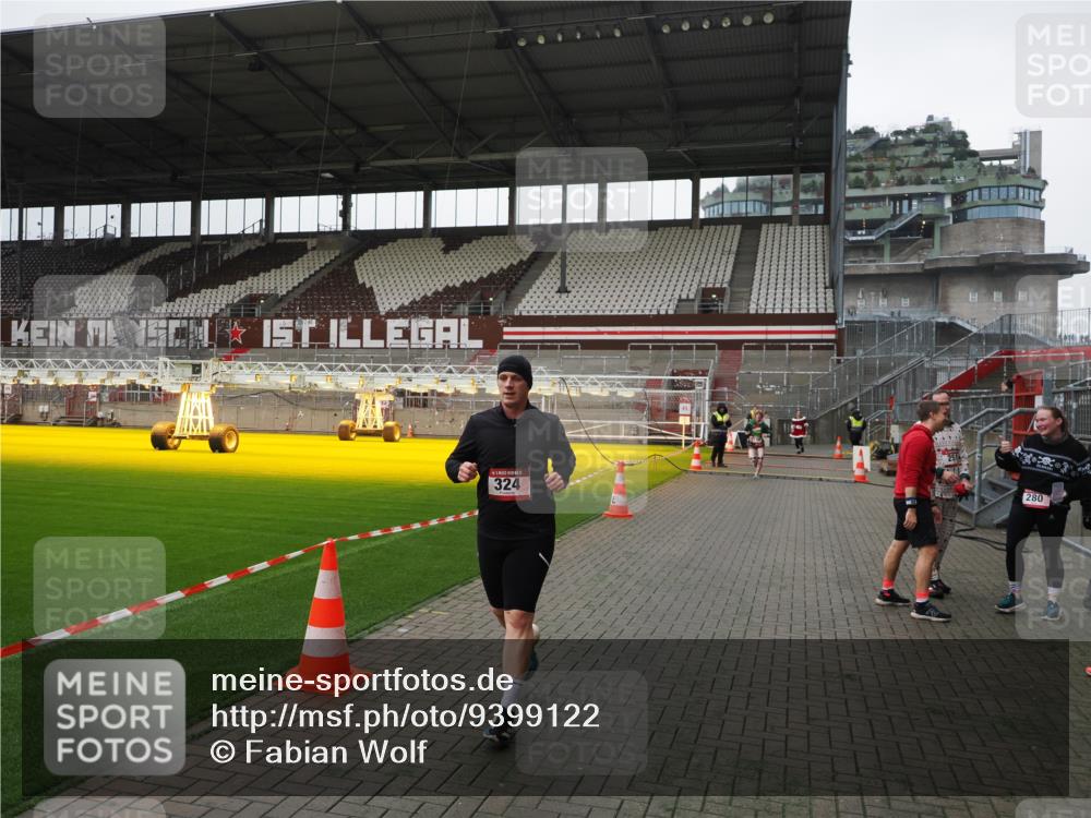 07.12.2025 - St. Pauli X-Mass-Run No. 15 Fabian Wolf http://msf.ph/oto/9399122 07.12.2025 10:57:41 Ziel 324, 994, 1213, 1390 meine-sportfotos.de