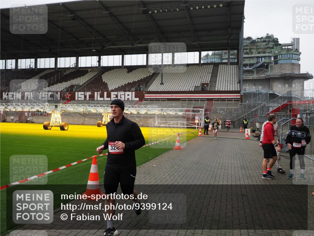 07.12.2025 - St. Pauli X-Mass-Run No. 15 Fabian Wolf http://msf.ph/oto/9399124 07.12.2025 10:57:41 Ziel 324, 994, 1213, 1390 meine-sportfotos.de
