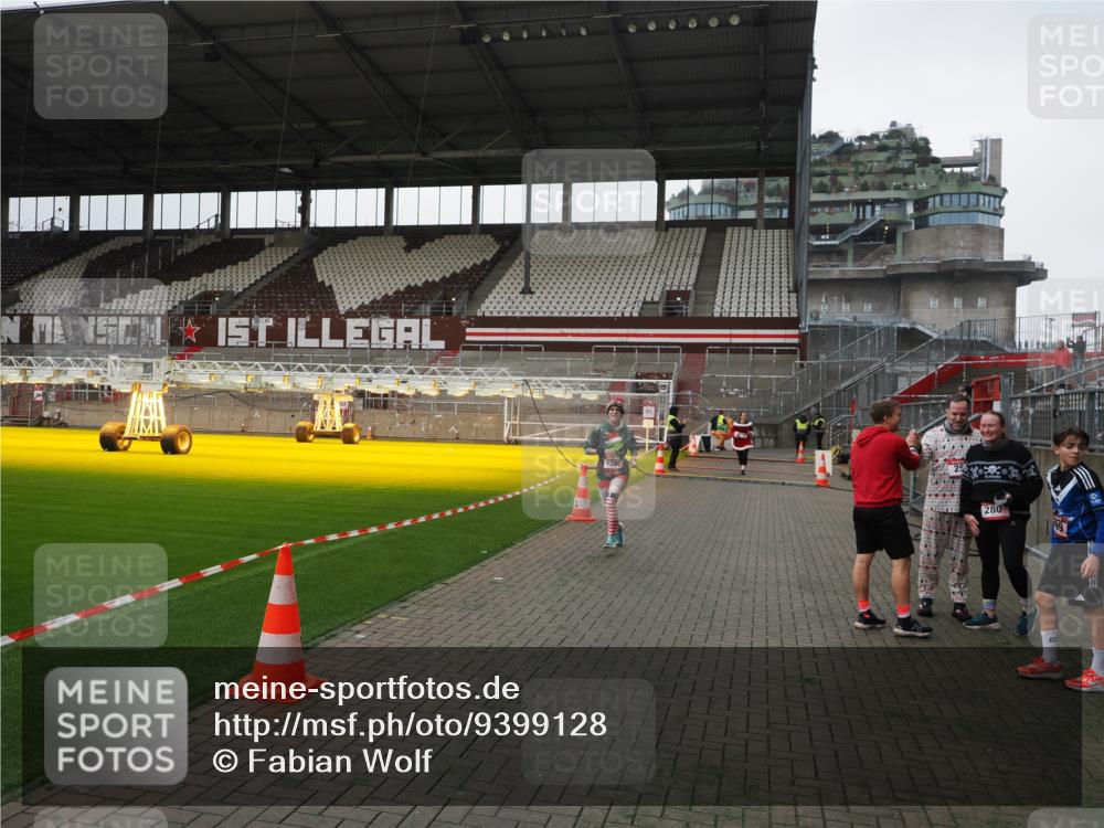 07.12.2025 - St. Pauli X-Mass-Run No. 15 Fabian Wolf http://msf.ph/oto/9399128 07.12.2025 10:57:44 Ziel 170, 324, 1213, 1390 meine-sportfotos.de