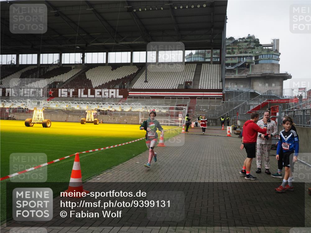 07.12.2025 - St. Pauli X-Mass-Run No. 15 Fabian Wolf http://msf.ph/oto/9399131 07.12.2025 10:57:45 Ziel 170, 324, 1213, 1390 meine-sportfotos.de