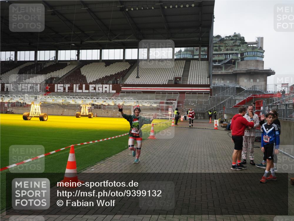 07.12.2025 - St. Pauli X-Mass-Run No. 15 Fabian Wolf http://msf.ph/oto/9399132 07.12.2025 10:57:45 Ziel 170, 324, 1213, 1390 meine-sportfotos.de