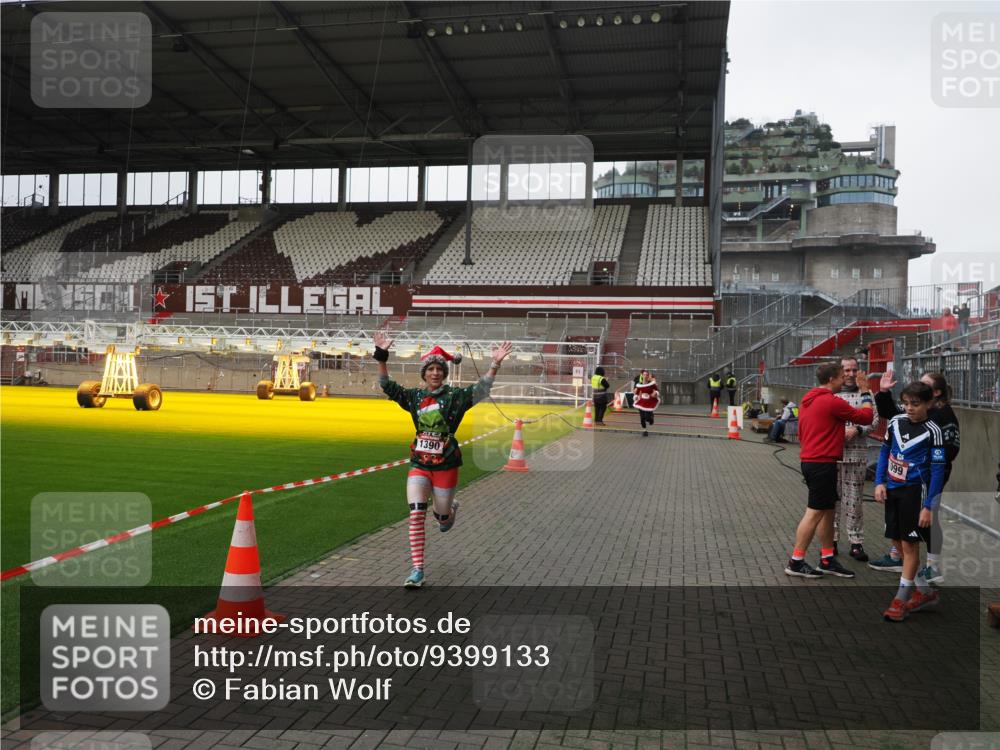 07.12.2025 - St. Pauli X-Mass-Run No. 15 Fabian Wolf http://msf.ph/oto/9399133 07.12.2025 10:57:45 Ziel 170, 324, 1213, 1390 meine-sportfotos.de