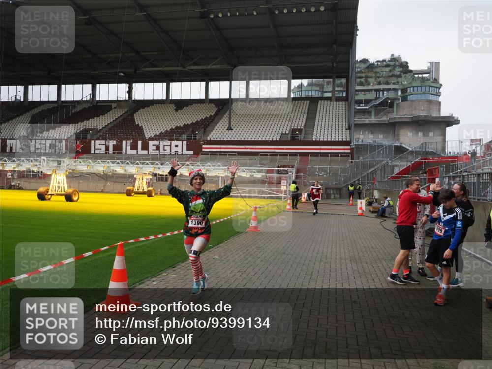07.12.2025 - St. Pauli X-Mass-Run No. 15 Fabian Wolf http://msf.ph/oto/9399134 07.12.2025 10:57:46 Ziel 170, 324, 1213, 1390 meine-sportfotos.de