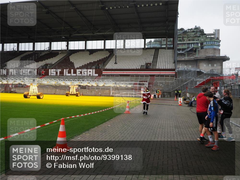 07.12.2025 - St. Pauli X-Mass-Run No. 15 Fabian Wolf http://msf.ph/oto/9399138 07.12.2025 10:57:48 Ziel 170, 324, 1390 meine-sportfotos.de