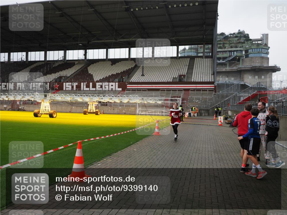 07.12.2025 - St. Pauli X-Mass-Run No. 15 Fabian Wolf http://msf.ph/oto/9399140 07.12.2025 10:57:48 Ziel 170, 324, 1390 meine-sportfotos.de