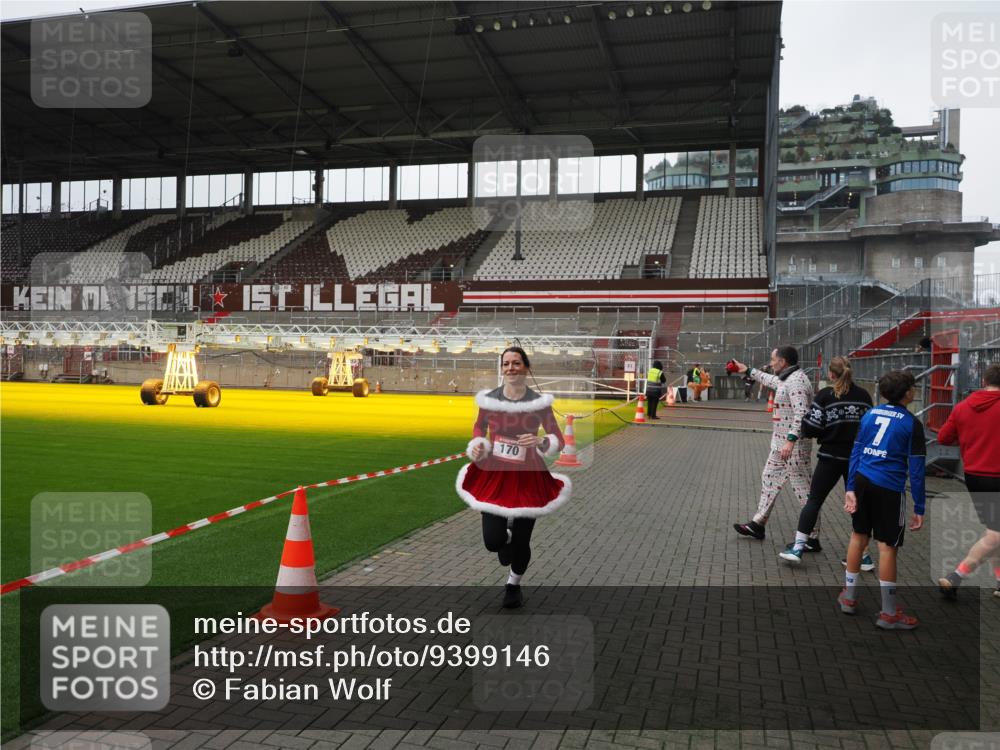 07.12.2025 - St. Pauli X-Mass-Run No. 15 Fabian Wolf http://msf.ph/oto/9399146 07.12.2025 10:57:50 Ziel 170, 324, 1390 meine-sportfotos.de