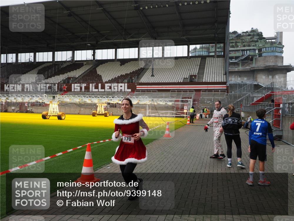 07.12.2025 - St. Pauli X-Mass-Run No. 15 Fabian Wolf http://msf.ph/oto/9399148 07.12.2025 10:57:50 Ziel 170, 324, 1390 meine-sportfotos.de