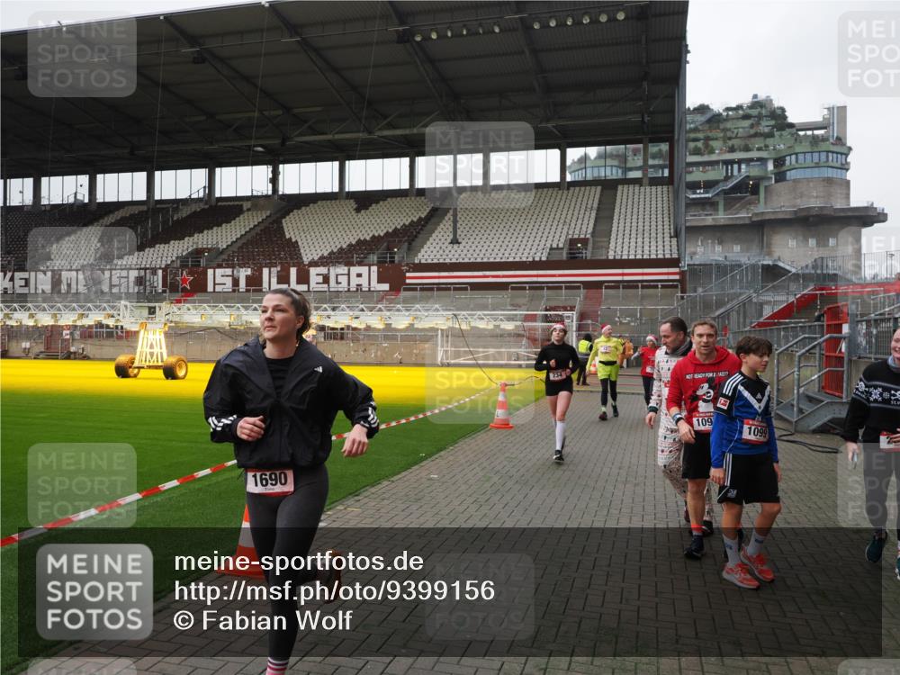 07.12.2025 - St. Pauli X-Mass-Run No. 15 Fabian Wolf http://msf.ph/oto/9399156 07.12.2025 10:58:01 Ziel 43, 75, 170, 234, 1690 meine-sportfotos.de