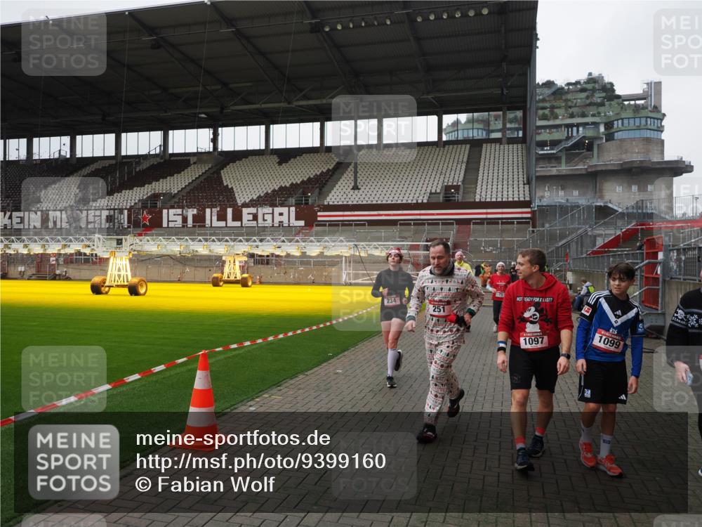 07.12.2025 - St. Pauli X-Mass-Run No. 15 Fabian Wolf http://msf.ph/oto/9399160 07.12.2025 10:58:02 Ziel 43, 75, 170, 234, 1690 meine-sportfotos.de