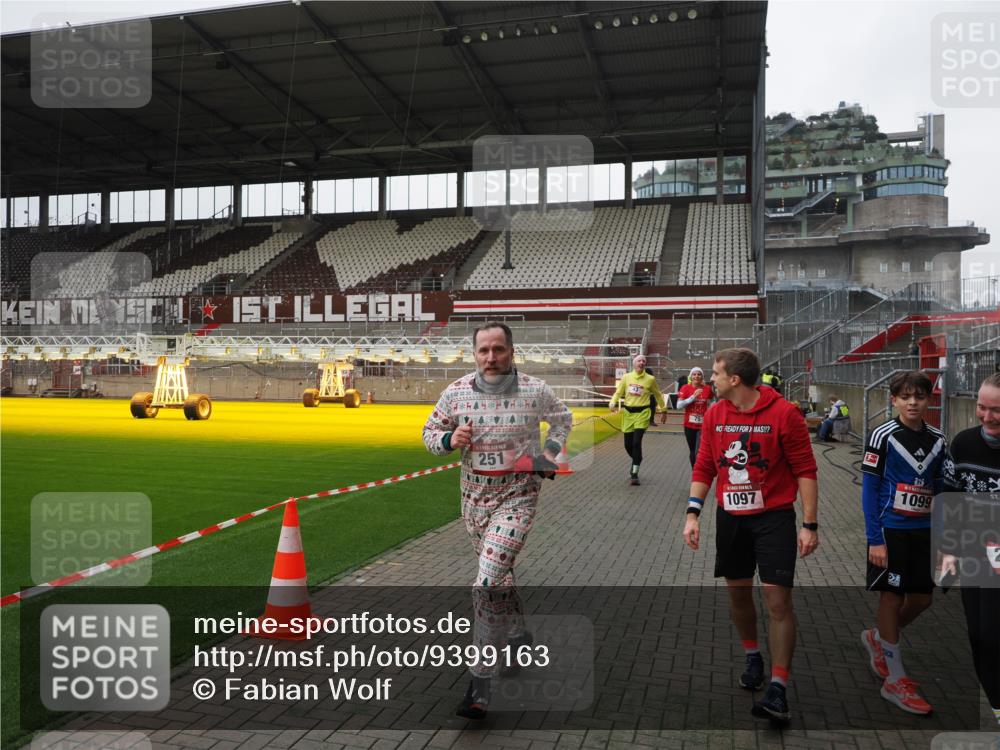 07.12.2025 - St. Pauli X-Mass-Run No. 15 Fabian Wolf http://msf.ph/oto/9399163 07.12.2025 10:58:03 Ziel 43, 75, 170, 234, 1690 meine-sportfotos.de