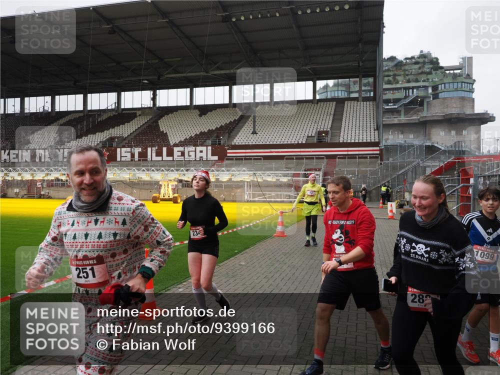 07.12.2025 - St. Pauli X-Mass-Run No. 15 Fabian Wolf http://msf.ph/oto/9399166 07.12.2025 10:58:03 Ziel 43, 75, 170, 234, 1690 meine-sportfotos.de