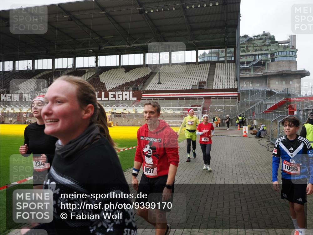 07.12.2025 - St. Pauli X-Mass-Run No. 15 Fabian Wolf http://msf.ph/oto/9399170 07.12.2025 10:58:04 Ziel 43, 75, 234, 1690 meine-sportfotos.de