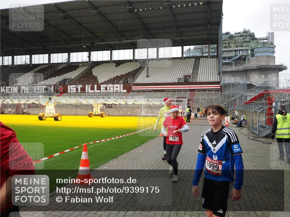 07.12.2025 - St. Pauli X-Mass-Run No. 15 Fabian Wolf http://msf.ph/oto/9399175 07.12.2025 10:58:05 Ziel 43, 75, 234, 761, 1690 meine-sportfotos.de
