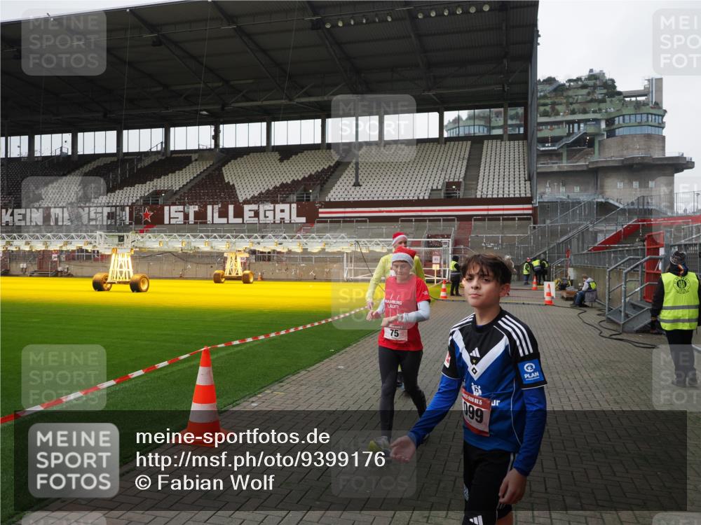07.12.2025 - St. Pauli X-Mass-Run No. 15 Fabian Wolf http://msf.ph/oto/9399176 07.12.2025 10:58:05 Ziel 43, 75, 234, 761, 1690 meine-sportfotos.de
