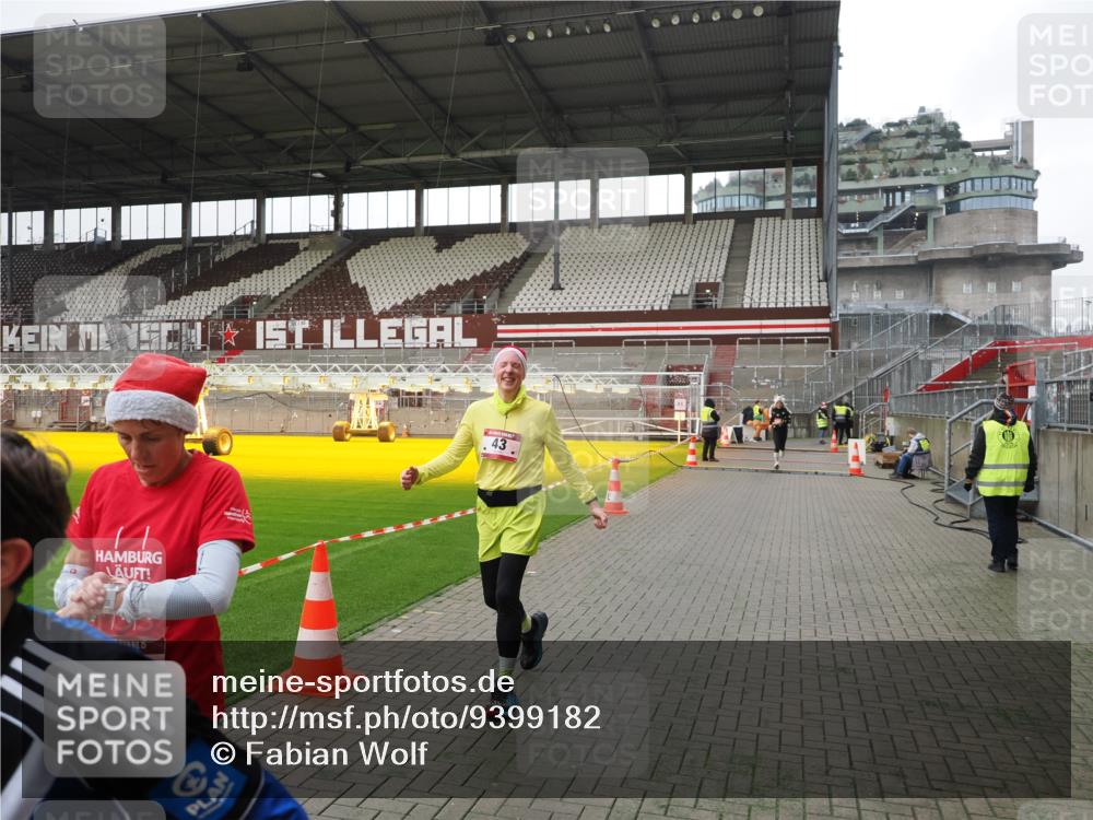 07.12.2025 - St. Pauli X-Mass-Run No. 15 Fabian Wolf http://msf.ph/oto/9399182 07.12.2025 10:58:07 Ziel 43, 75, 234, 761, 1690 meine-sportfotos.de