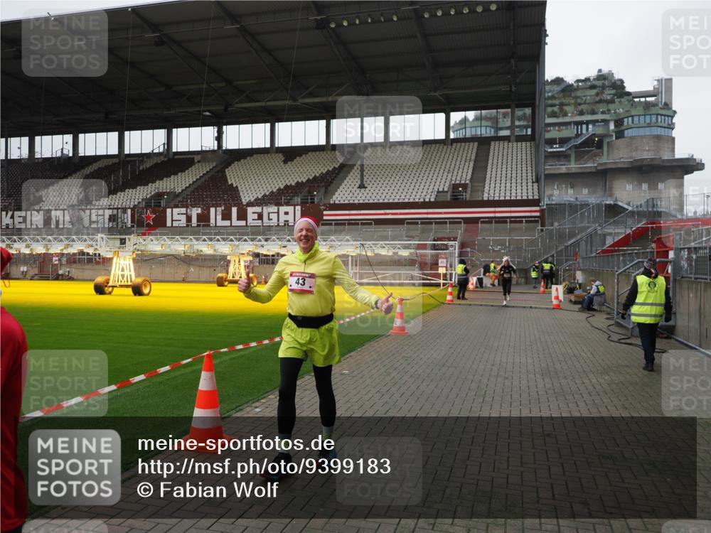 07.12.2025 - St. Pauli X-Mass-Run No. 15 Fabian Wolf http://msf.ph/oto/9399183 07.12.2025 10:58:07 Ziel 43, 75, 234, 761, 1690 meine-sportfotos.de