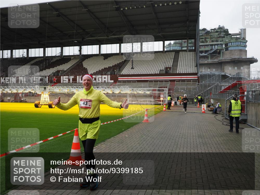 07.12.2025 - St. Pauli X-Mass-Run No. 15 Fabian Wolf http://msf.ph/oto/9399185 07.12.2025 10:58:07 Ziel 43, 75, 234, 761, 1690 meine-sportfotos.de