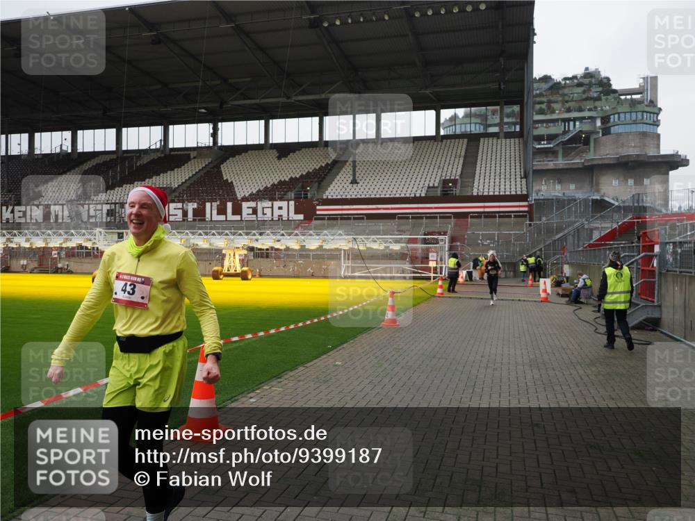 07.12.2025 - St. Pauli X-Mass-Run No. 15 Fabian Wolf http://msf.ph/oto/9399187 07.12.2025 10:58:08 Ziel 43, 75, 234, 761, 1690 meine-sportfotos.de
