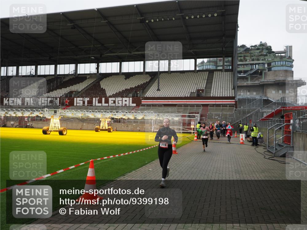 07.12.2025 - St. Pauli X-Mass-Run No. 15 Fabian Wolf http://msf.ph/oto/9399198 07.12.2025 10:58:39 Ziel 7, 941, 2130, 2131 meine-sportfotos.de