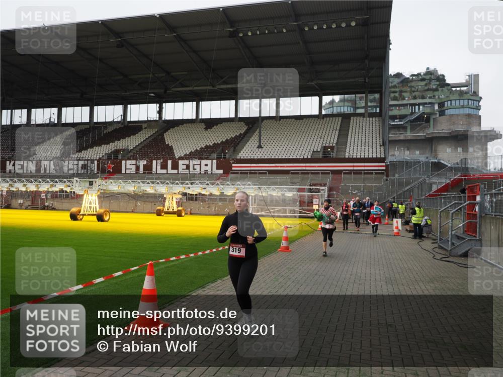 07.12.2025 - St. Pauli X-Mass-Run No. 15 Fabian Wolf http://msf.ph/oto/9399201 07.12.2025 10:58:40 Ziel 7, 941, 2130, 2131 meine-sportfotos.de