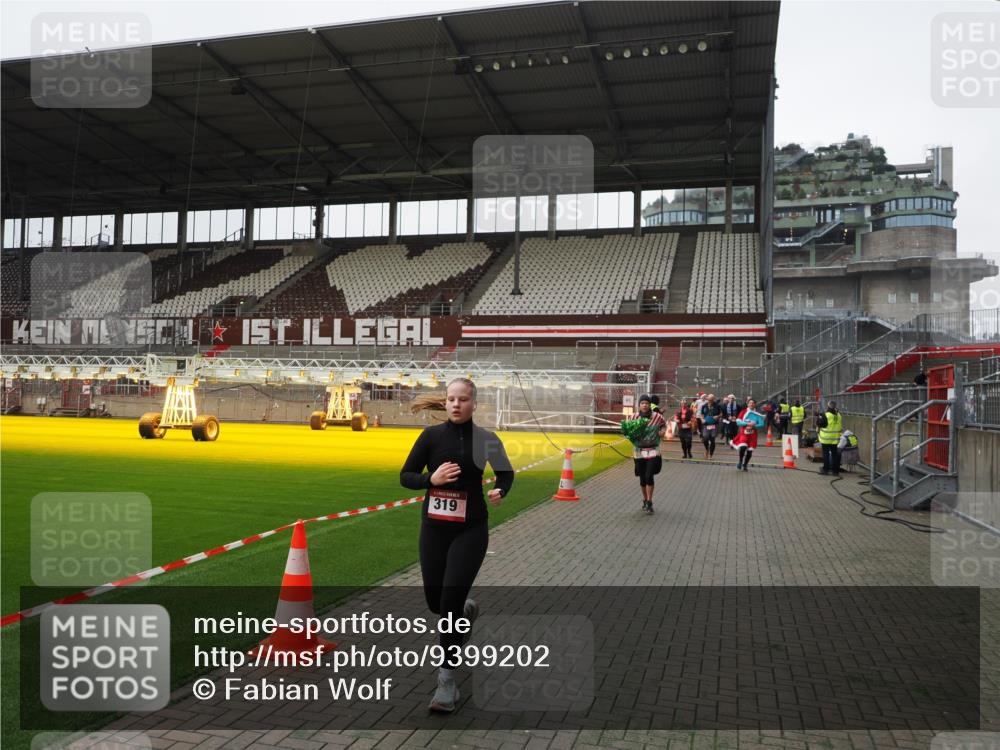 07.12.2025 - St. Pauli X-Mass-Run No. 15 Fabian Wolf http://msf.ph/oto/9399202 07.12.2025 10:58:40 Ziel 7, 941, 2130, 2131 meine-sportfotos.de