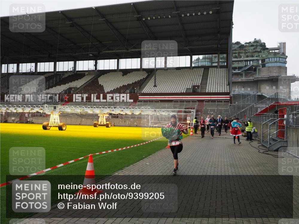 07.12.2025 - St. Pauli X-Mass-Run No. 15 Fabian Wolf http://msf.ph/oto/9399205 07.12.2025 10:58:41 Ziel 7, 941, 1160, 1174, 2130, 2131 meine-sportfotos.de