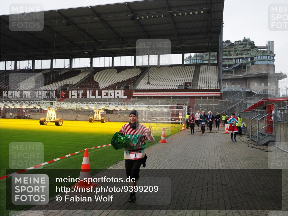 07.12.2025 - St. Pauli X-Mass-Run No. 15 Fabian Wolf http://msf.ph/oto/9399209 07.12.2025 10:58:42 Ziel 7, 606, 907, 941, 1160, 1174, 1476, 2130, 2131 meine-sportfotos.de
