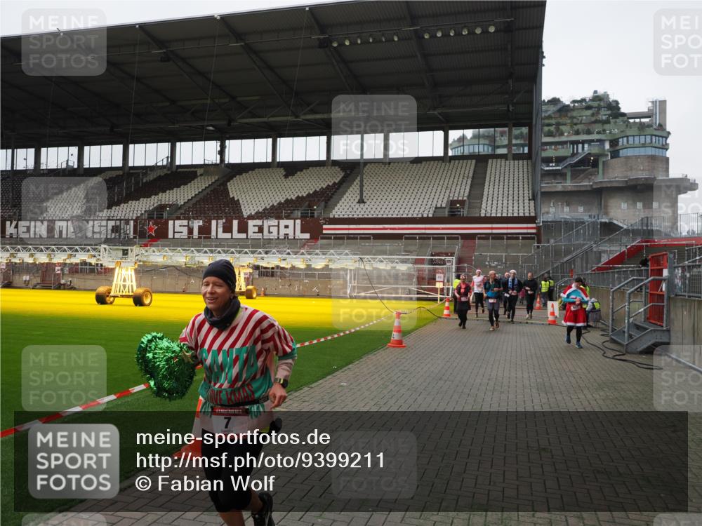 07.12.2025 - St. Pauli X-Mass-Run No. 15 Fabian Wolf http://msf.ph/oto/9399211 07.12.2025 10:58:43 Ziel 7, 606, 907, 941, 1160, 1174, 1476, 2130, 2131 meine-sportfotos.de
