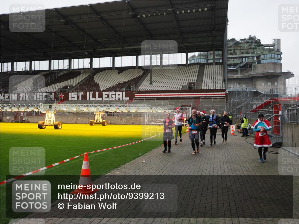 07.12.2025 - St. Pauli X-Mass-Run No. 15 Fabian Wolf http://msf.ph/oto/9399213 07.12.2025 10:58:46 Ziel 7, 606, 907, 941, 1160, 1174, 1476, 2130, 2131 meine-sportfotos.de