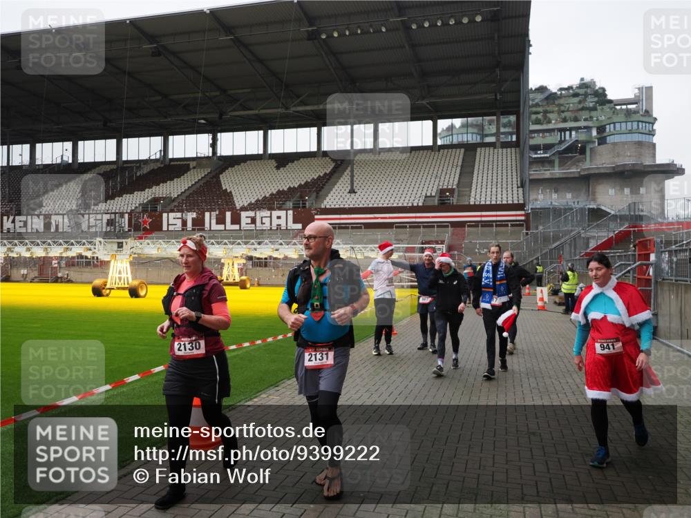07.12.2025 - St. Pauli X-Mass-Run No. 15 Fabian Wolf http://msf.ph/oto/9399222 07.12.2025 10:58:49 Ziel 7, 606, 907, 941, 1160, 1174, 1451, 1453, 1456, 1458, 1459, 1476, 2130, 2131 meine-sportfotos.de