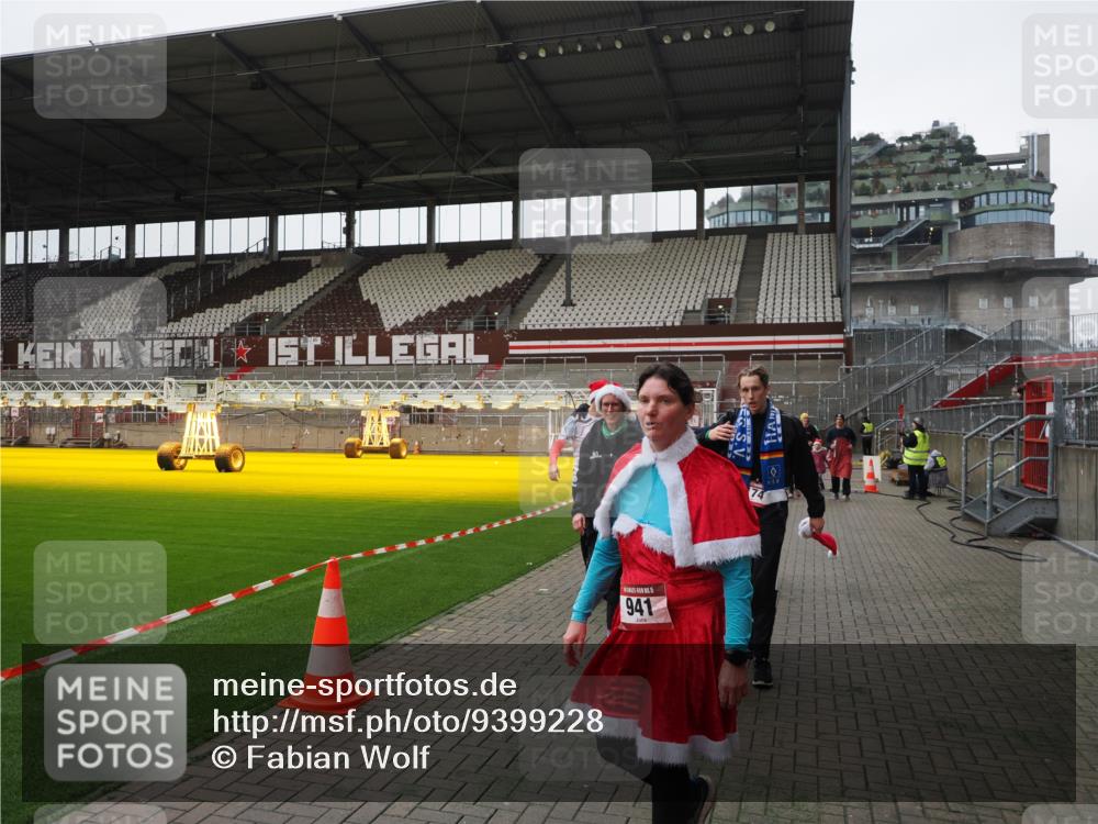07.12.2025 - St. Pauli X-Mass-Run No. 15 Fabian Wolf http://msf.ph/oto/9399228 07.12.2025 10:58:51 Ziel 7, 606, 907, 941, 1160, 1174, 1451, 1453, 1456, 1458, 1459, 1476, 2130, 2131 meine-sportfotos.de