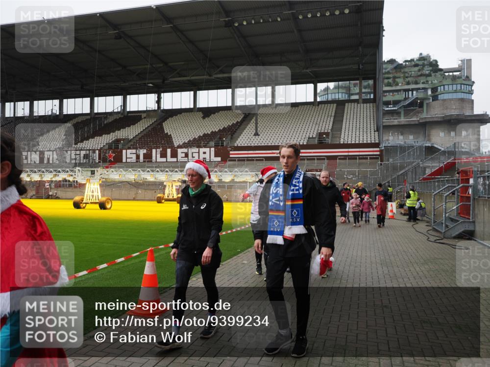 07.12.2025 - St. Pauli X-Mass-Run No. 15 Fabian Wolf http://msf.ph/oto/9399234 07.12.2025 10:58:52 Ziel 7, 606, 907, 941, 1160, 1174, 1451, 1453, 1456, 1458, 1459, 1476, 2130, 2131 meine-sportfotos.de