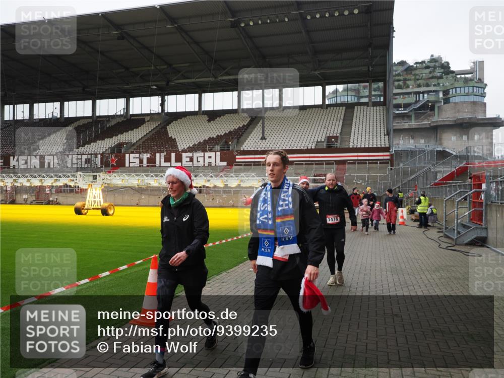 07.12.2025 - St. Pauli X-Mass-Run No. 15 Fabian Wolf http://msf.ph/oto/9399235 07.12.2025 10:58:52 Ziel 7, 606, 907, 941, 1160, 1174, 1451, 1453, 1456, 1458, 1459, 1476, 2130, 2131 meine-sportfotos.de
