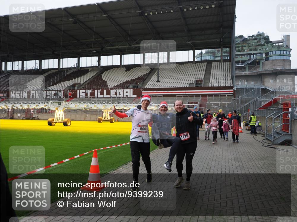 07.12.2025 - St. Pauli X-Mass-Run No. 15 Fabian Wolf http://msf.ph/oto/9399239 07.12.2025 10:58:54 Ziel 7, 606, 907, 941, 1160, 1174, 1451, 1453, 1456, 1458, 1459, 1476, 2130, 2131 meine-sportfotos.de