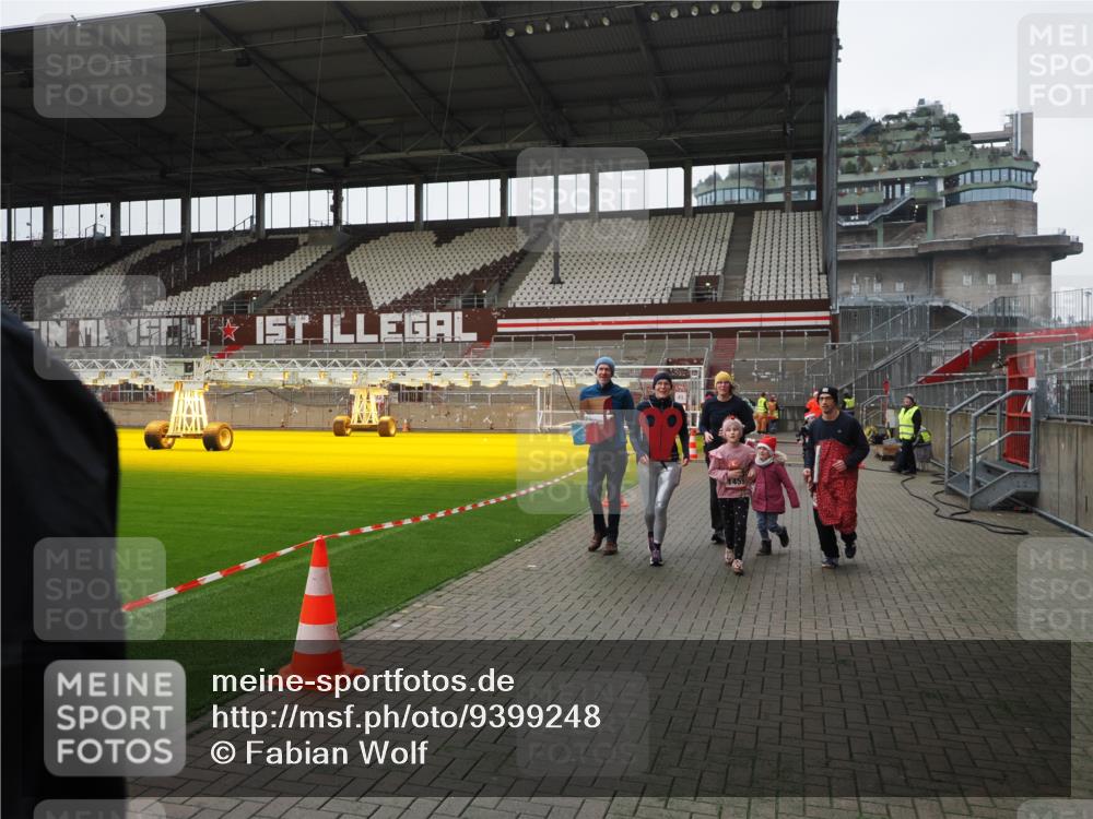 07.12.2025 - St. Pauli X-Mass-Run No. 15 Fabian Wolf http://msf.ph/oto/9399248 07.12.2025 10:58:57 Ziel 582, 606, 907, 941, 1160, 1174, 1451, 1453, 1456, 1458, 1459, 1476, 1508, 2130, 2131 meine-sportfotos.de