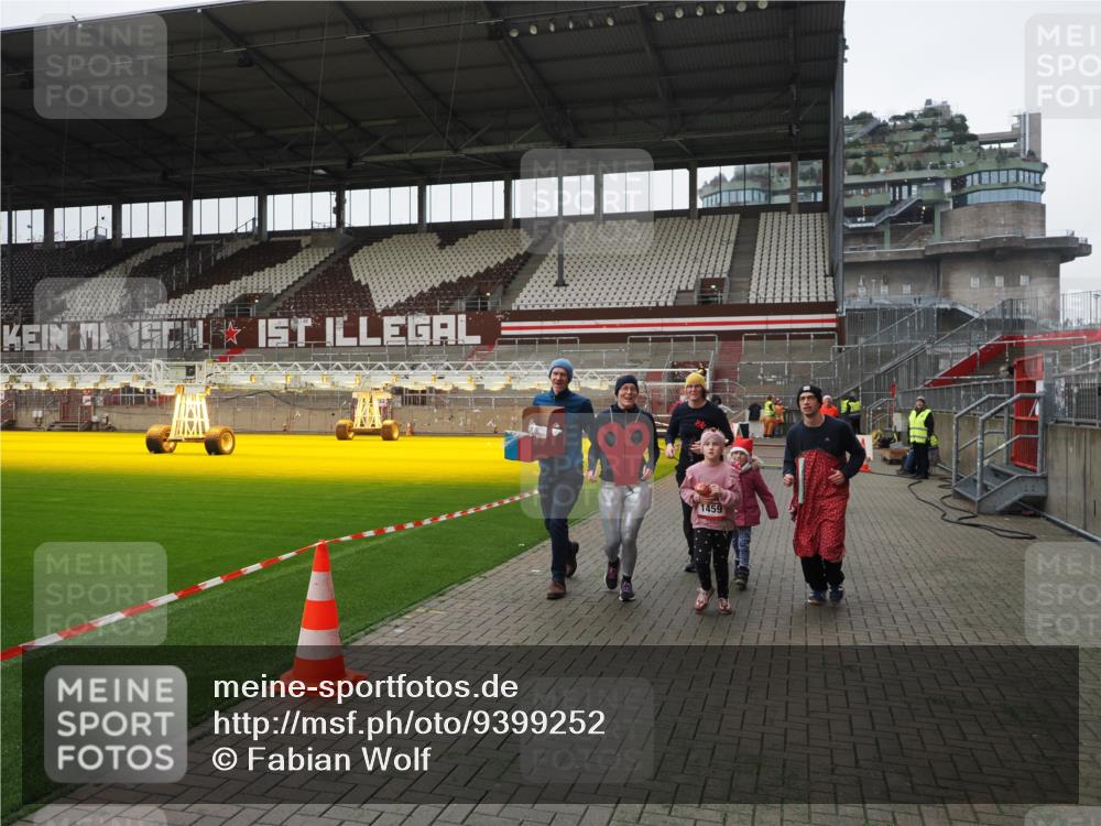 07.12.2025 - St. Pauli X-Mass-Run No. 15 Fabian Wolf http://msf.ph/oto/9399252 07.12.2025 10:58:58 Ziel 582, 606, 907, 941, 1160, 1174, 1451, 1453, 1456, 1458, 1459, 1476, 1508, 2130 meine-sportfotos.de