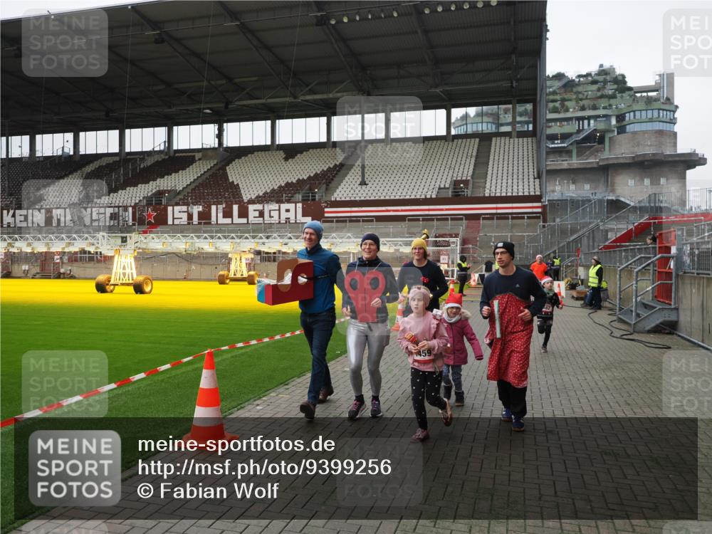 07.12.2025 - St. Pauli X-Mass-Run No. 15 Fabian Wolf http://msf.ph/oto/9399256 07.12.2025 10:58:59 Ziel 582, 606, 907, 1160, 1174, 1451, 1453, 1456, 1458, 1459, 1476, 1508 meine-sportfotos.de