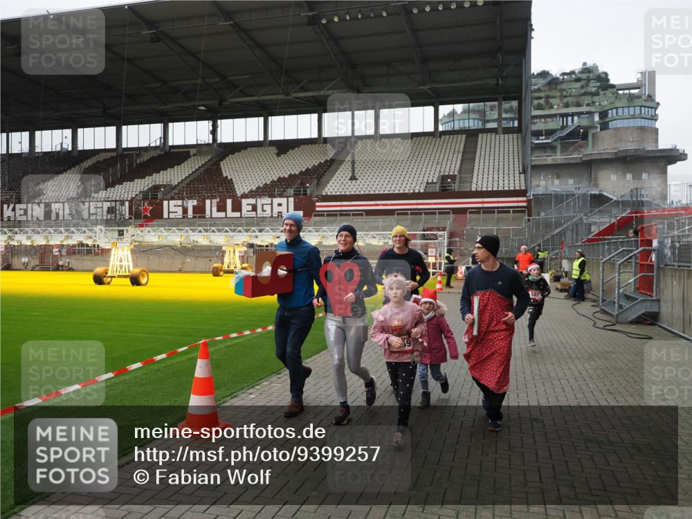 07.12.2025 - St. Pauli X-Mass-Run No. 15 Fabian Wolf http://msf.ph/oto/9399257 07.12.2025 10:58:59 Ziel 582, 606, 907, 1160, 1174, 1451, 1453, 1456, 1458, 1459, 1476, 1508 meine-sportfotos.de