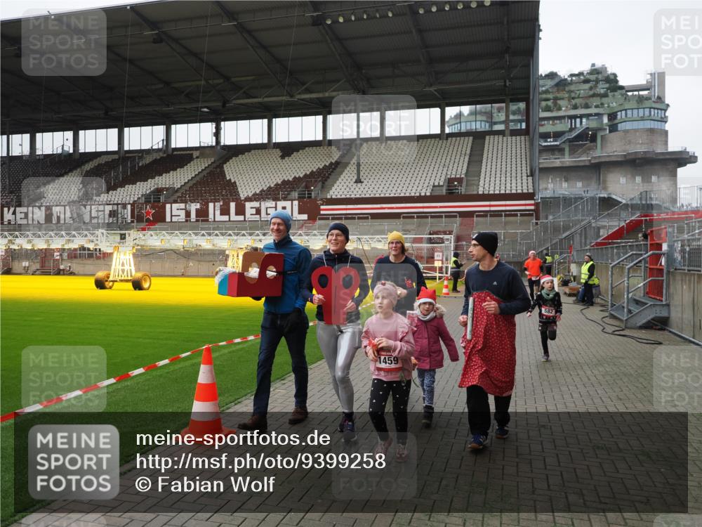 07.12.2025 - St. Pauli X-Mass-Run No. 15 Fabian Wolf http://msf.ph/oto/9399258 07.12.2025 10:58:59 Ziel 582, 606, 907, 1160, 1174, 1451, 1453, 1456, 1458, 1459, 1476, 1508 meine-sportfotos.de
