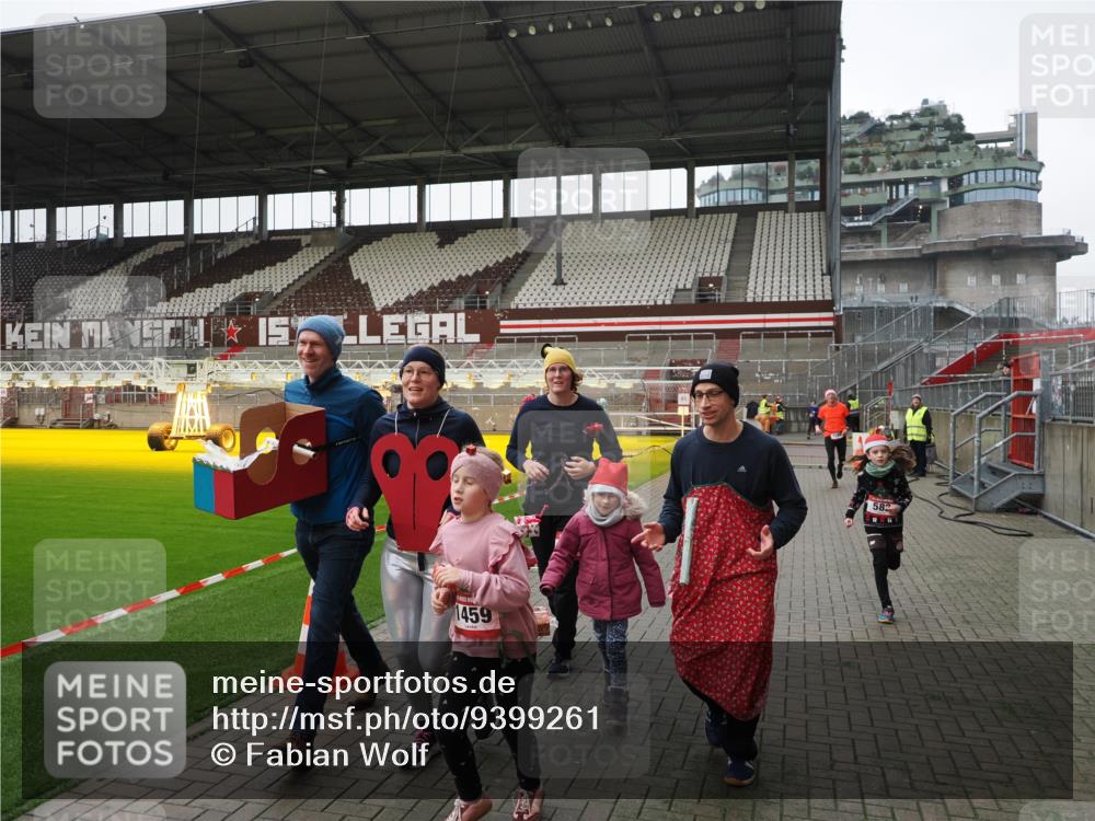 07.12.2025 - St. Pauli X-Mass-Run No. 15 Fabian Wolf http://msf.ph/oto/9399261 07.12.2025 10:59:00 Ziel 582, 606, 907, 1160, 1174, 1451, 1453, 1456, 1458, 1459, 1476, 1508 meine-sportfotos.de