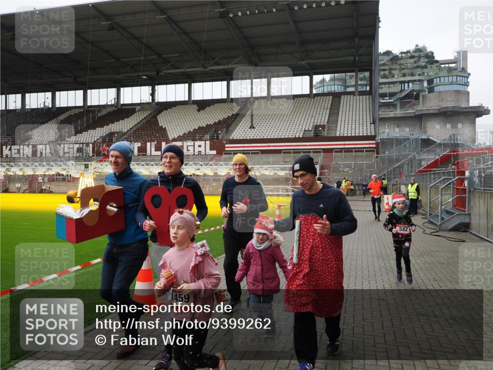 07.12.2025 - St. Pauli X-Mass-Run No. 15 Fabian Wolf http://msf.ph/oto/9399262 07.12.2025 10:59:00 Ziel 582, 606, 907, 1160, 1174, 1451, 1453, 1456, 1458, 1459, 1476, 1508 meine-sportfotos.de