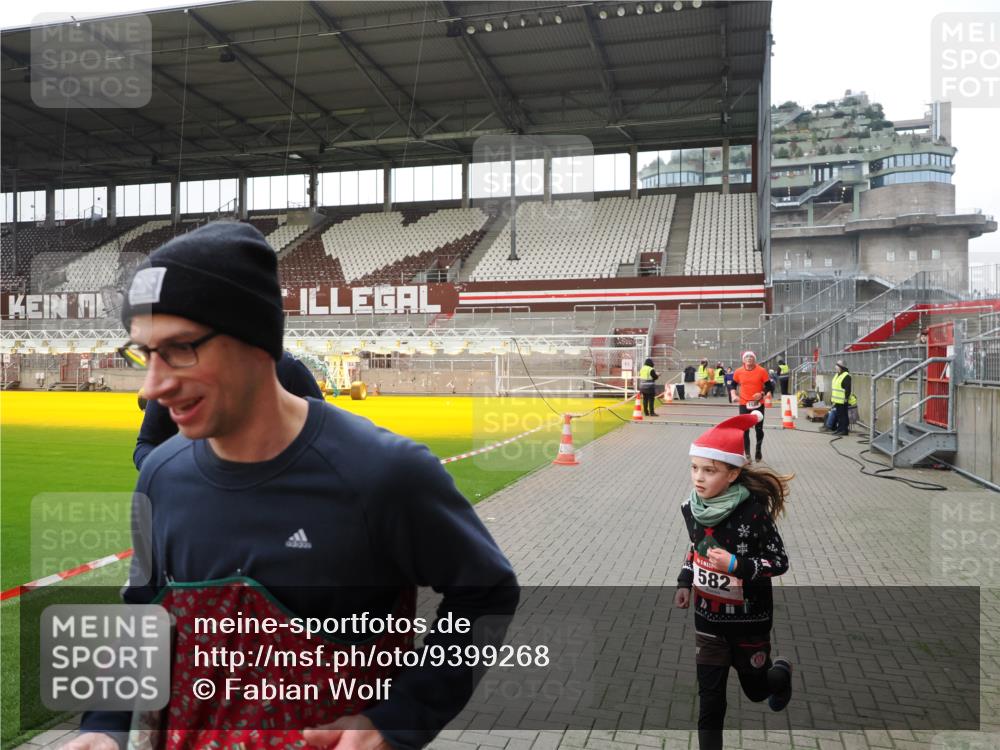 07.12.2025 - St. Pauli X-Mass-Run No. 15 Fabian Wolf http://msf.ph/oto/9399268 07.12.2025 10:59:01 Ziel 582, 606, 907, 1160, 1174, 1451, 1453, 1456, 1458, 1459, 1476, 1508 meine-sportfotos.de
