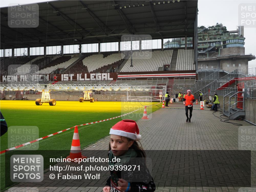 07.12.2025 - St. Pauli X-Mass-Run No. 15 Fabian Wolf http://msf.ph/oto/9399271 07.12.2025 10:59:02 Ziel 582, 606, 907, 1451, 1453, 1456, 1458, 1459, 1476, 1508 meine-sportfotos.de