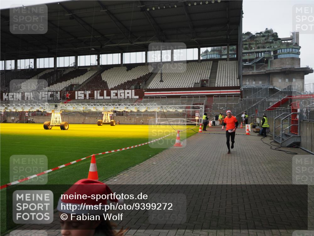 07.12.2025 - St. Pauli X-Mass-Run No. 15 Fabian Wolf http://msf.ph/oto/9399272 07.12.2025 10:59:02 Ziel 582, 606, 907, 1451, 1453, 1456, 1458, 1459, 1476, 1508 meine-sportfotos.de