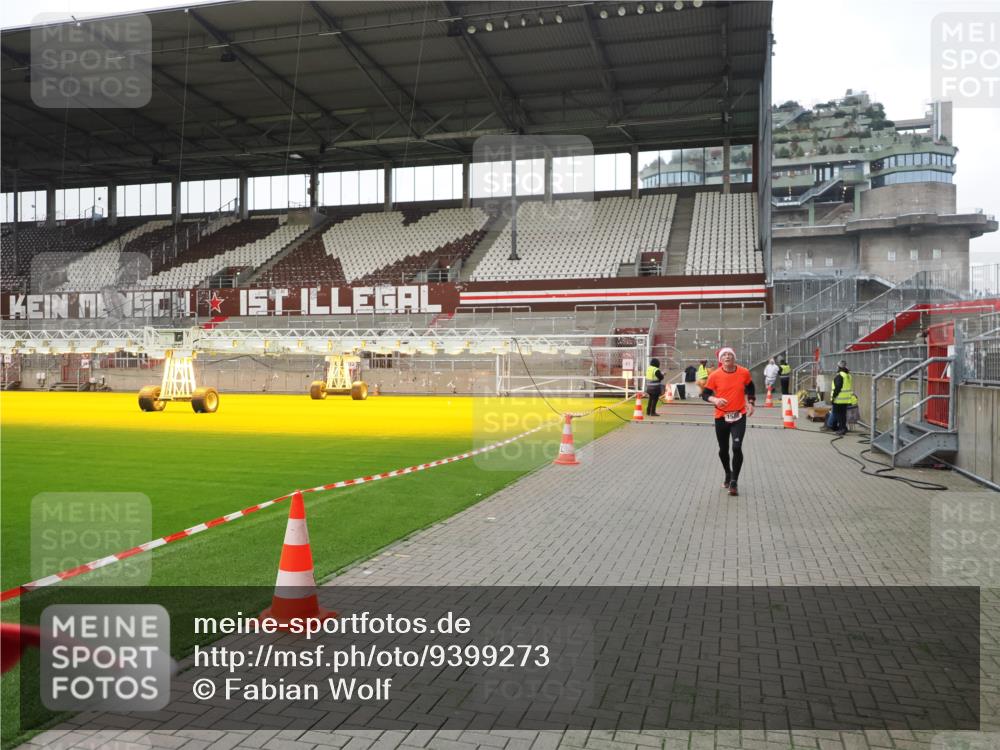07.12.2025 - St. Pauli X-Mass-Run No. 15 Fabian Wolf http://msf.ph/oto/9399273 07.12.2025 10:59:02 Ziel 582, 606, 907, 1451, 1453, 1456, 1458, 1459, 1476, 1508 meine-sportfotos.de