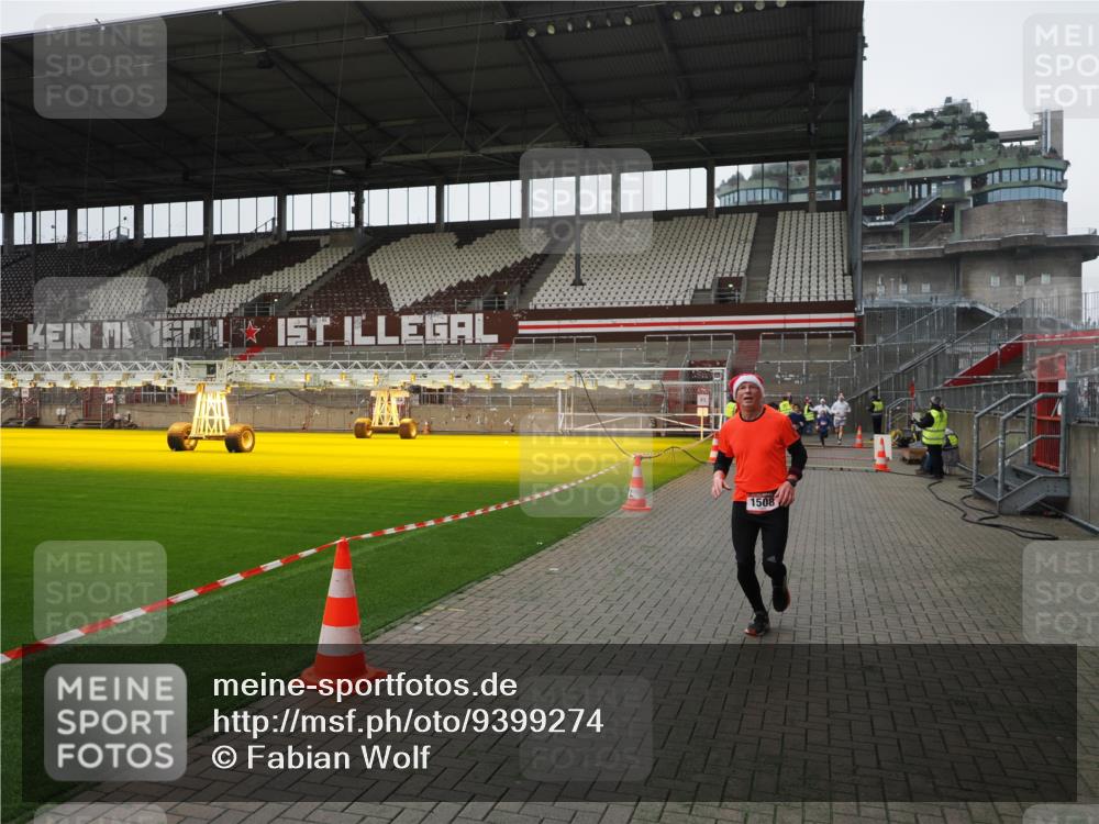07.12.2025 - St. Pauli X-Mass-Run No. 15 Fabian Wolf http://msf.ph/oto/9399274 07.12.2025 10:59:04 Ziel 582, 1451, 1453, 1456, 1458, 1459, 1508, 2503 meine-sportfotos.de