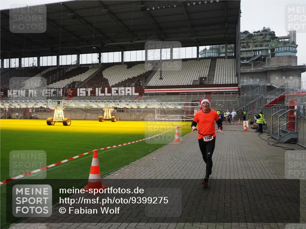 07.12.2025 - St. Pauli X-Mass-Run No. 15 Fabian Wolf http://msf.ph/oto/9399275 07.12.2025 10:59:04 Ziel 582, 1451, 1453, 1456, 1458, 1459, 1508, 2503 meine-sportfotos.de