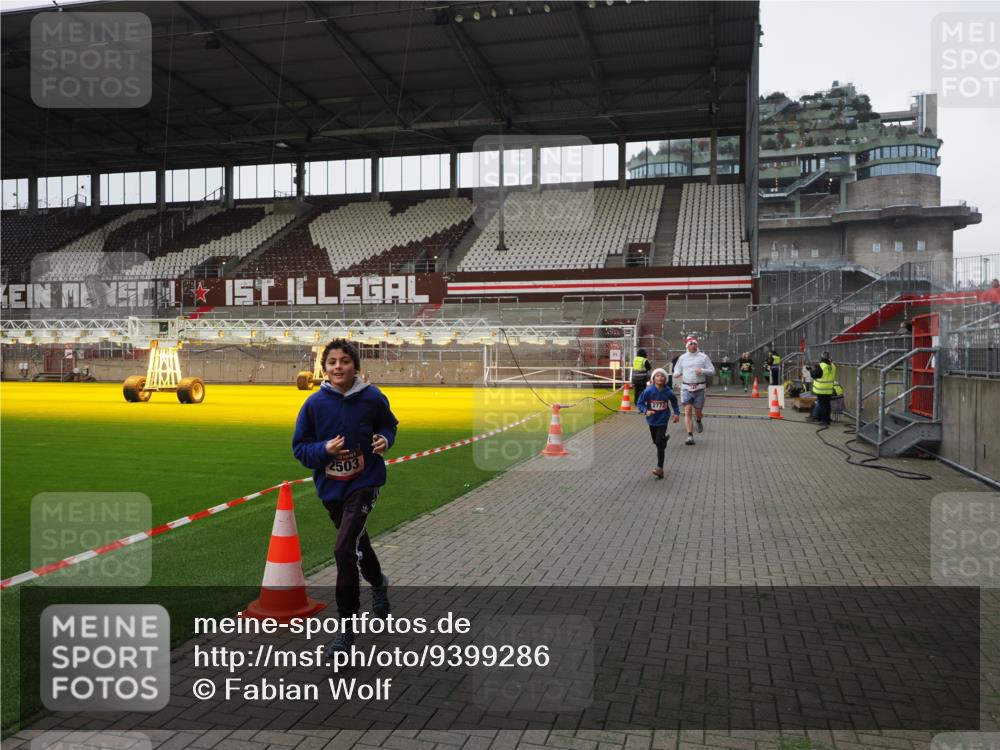 07.12.2025 - St. Pauli X-Mass-Run No. 15 Fabian Wolf http://msf.ph/oto/9399286 07.12.2025 10:59:10 Ziel 242, 582, 1508, 2503, 2772 meine-sportfotos.de