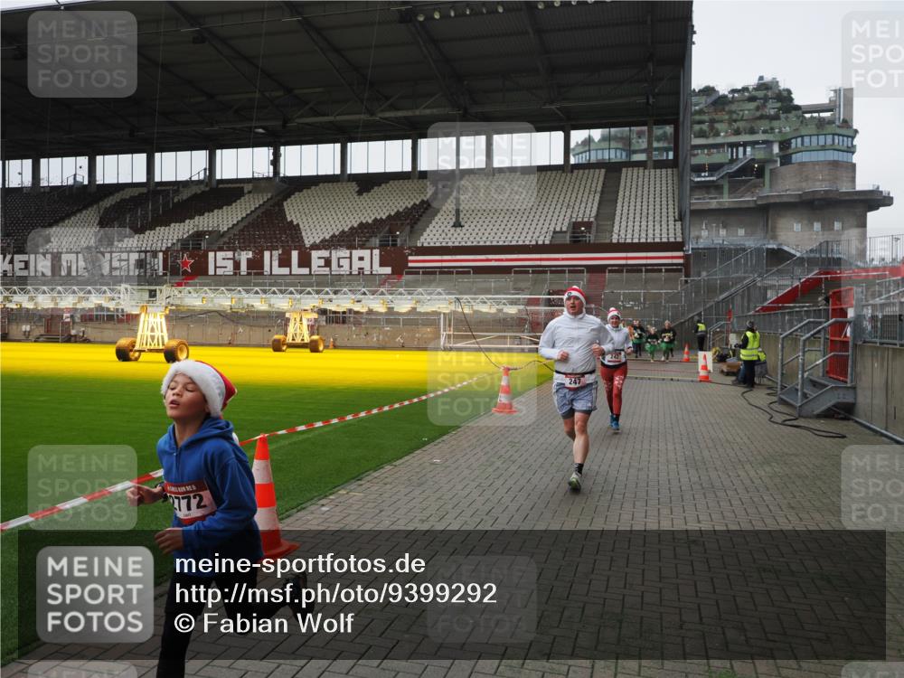 07.12.2025 - St. Pauli X-Mass-Run No. 15 Fabian Wolf http://msf.ph/oto/9399292 07.12.2025 10:59:12 Ziel 242, 582, 1508, 2503, 2772 meine-sportfotos.de