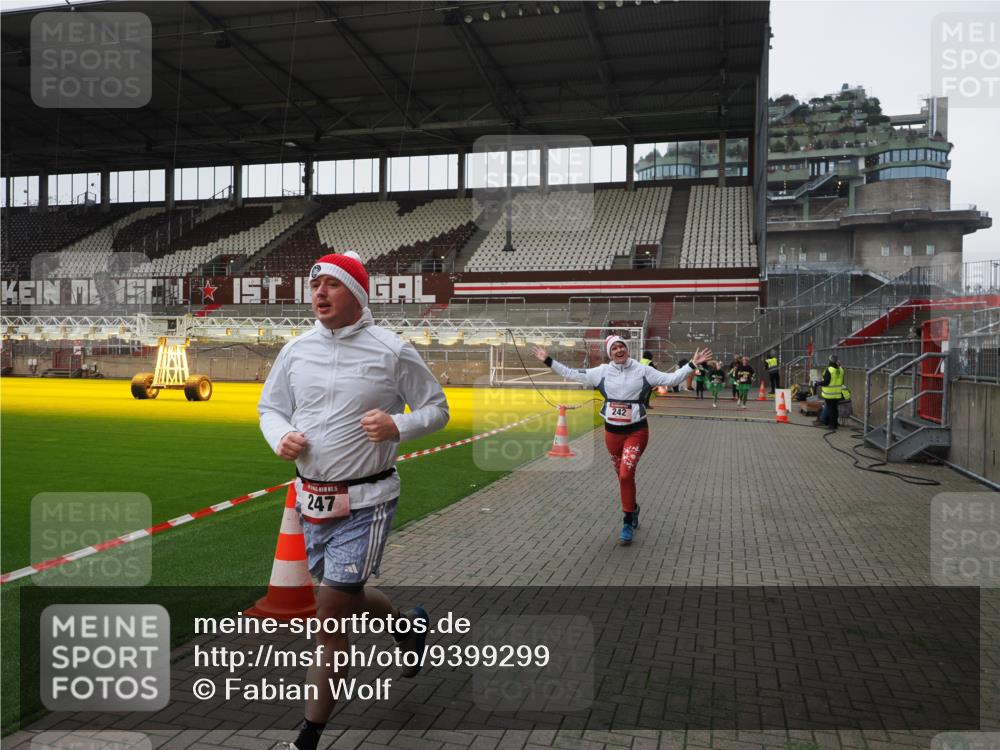 07.12.2025 - St. Pauli X-Mass-Run No. 15 Fabian Wolf http://msf.ph/oto/9399299 07.12.2025 10:59:13 Ziel 242, 582, 1508, 2503, 2719, 2772 meine-sportfotos.de
